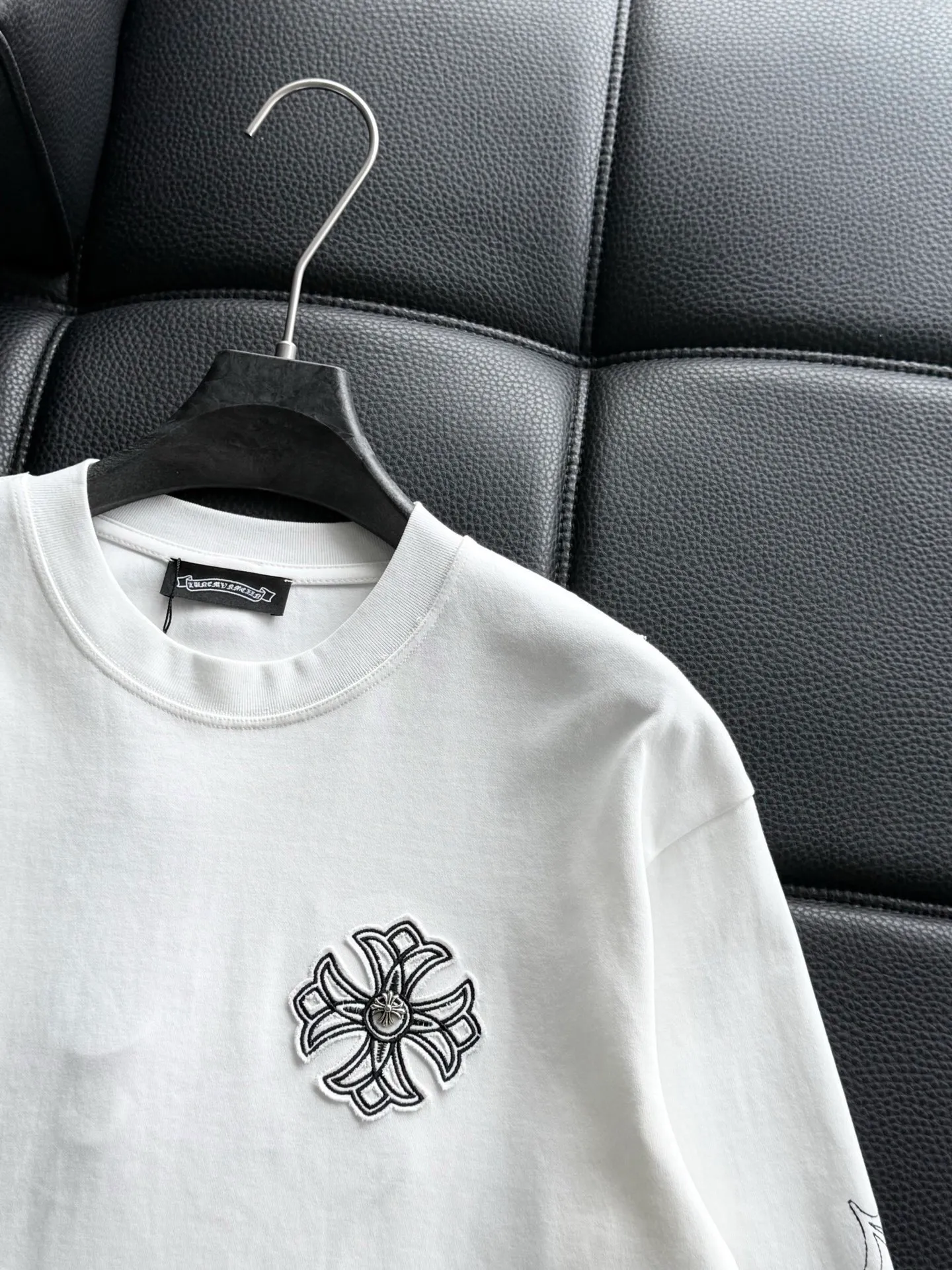 P408 💰ChromeHearts Chrome Heart Round Neck Sweater Long Sleeve The pursuit of quality guarantees the absolute quality! Using double-sided cotton fabric, the texture is clearly visible, the texture is soft, delicate and smooth, custom three-dimensional embroidery ➕ patchwork and leather craftsmanship, full of drape! The workmanship is fine and the shoulder lines are smooth. All imported chain machines are used to make the shoulder rolling strips. It has a certain thickness and is not made of cheap material but has a shiny feel that is comfortable and not tight on the upper body. It is the most avant-garde street item that can be easily matched by both men and women!  Color: black white Size: m-3xl Style number: 3582